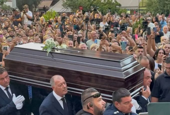 Γιώργος Μαζωνάκης: Με χειροκροτήματα και «Ώρες Μικρές» η σορός στη Νίκαια